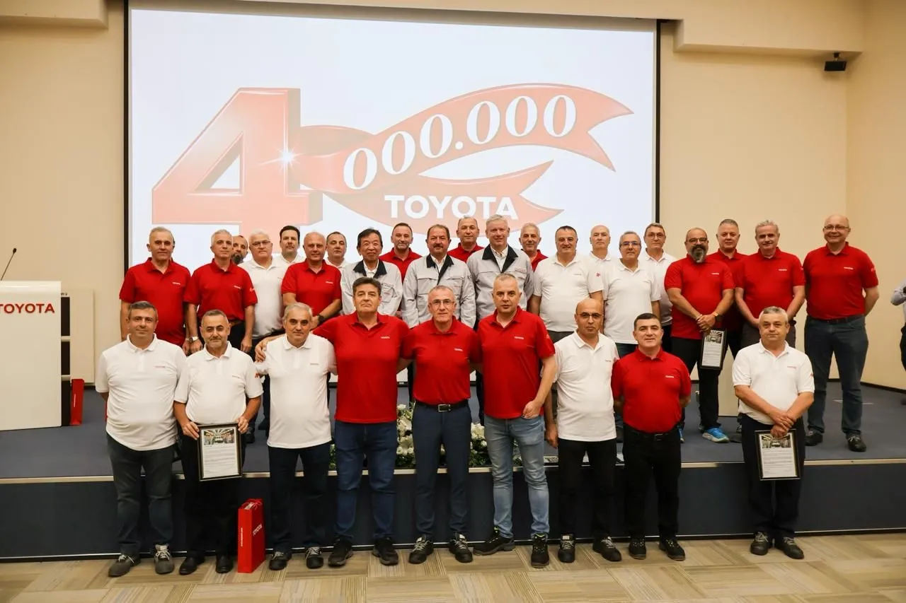 Toyota Sakarya Fabrikasında Tarihi An: 4 Milyonuncu Araç Banttan İndi! Toyota Sakarya Fabrikasında Tarihi An: 4 Milyonuncu Araç Banttan İndi!