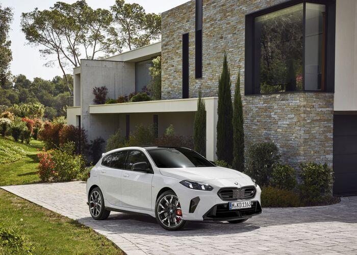 Efsane Köklerine Dönüyor: Yeni BMW 1 Serisi Arkadan İtişle Voltajı Yükseltiyor!