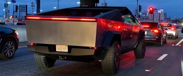 Elon Musk Cybertruck Modelinin Direksiyonuna Geçti