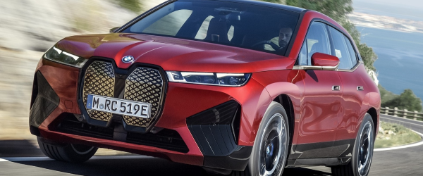 BMW IX sürücüsüz park ve şarj performansı oldukça ilgi çekti!