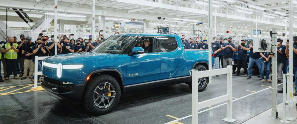 Tesla İçin Gerçekten Güçlü Bir Rakip Geldi! Rivian Çok Ucuza Satılacak!