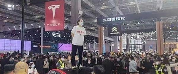 Tesla’ya İlginç Protesto Tesla’ya İlginç Protesto